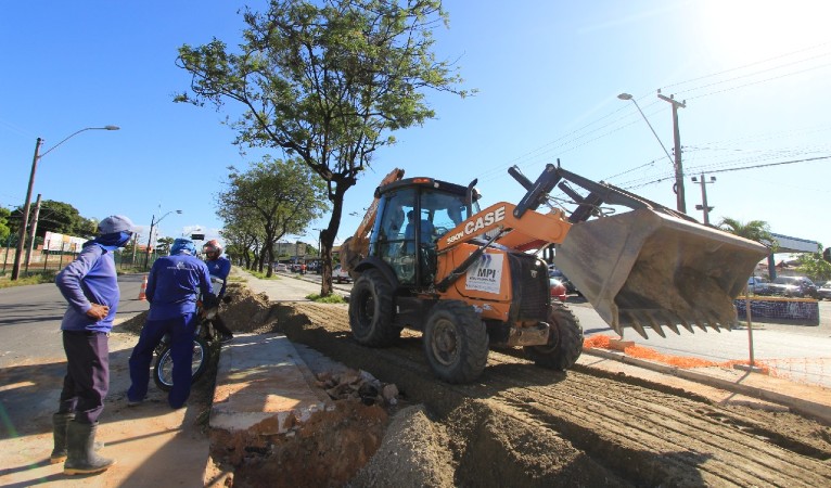 a foto mostra operários e uma máquina escavadeira trabalhando na avenida josé bastos